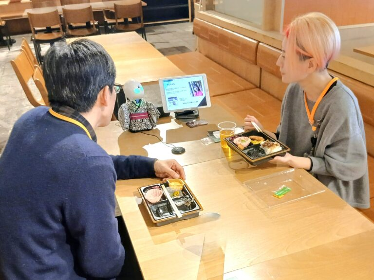 OryLaboratory's tweet photo. リモートワークが広がる今、OriHimeは社内のコミュニケーションのあり方にも新しい風を吹き込んでいます✨

今回は、 LIFULLさんの社内で開催された「OriHimeテーブル」イベントについて、Bunshin Naviの記事をご紹介📢

OriHimeパイロットがテーブルのファシリテーターとなり、参加者同士の会話をリード🦾
部署を越えた交流が生まれ、参加者からは「想像していたロボットとは全く違った」「どんな状態でも社会と関われるんだと気づいた」といった声が寄せられたそう😍

単なる遠隔ツールではなく、"コミュニケーションのハブ"としてのOriHime💡
新しい社内コミュニケーションのかたちが、ここにあります。

詳しくはこちらの記事をご覧ください👇
https://t.co/XpzS5QFm6Q