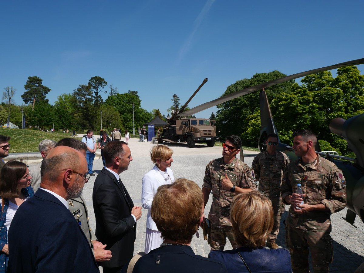 Prefet64's tweet image. #Defense | 900 postes à pourvoir dans les industries locales qui produisent des équipements militaires. Pourquoi pas vous ?

À l’occasion de la semaine des métiers de l’industrie de défense, signature de la convention du trinôme économique entre les Armées, l’association des