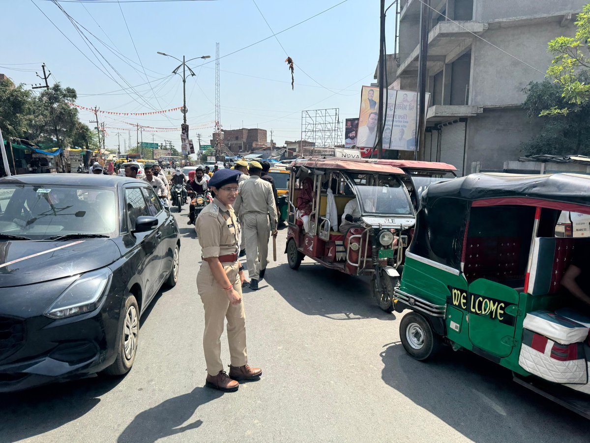 mainpuripolice's tweet image. क्षेत्राधिकारी यातायात द्वारा चैकिंग अभियान चलाया गया जिसमें अनाधिकृत रूप से खड़े टेम्पो, ई रिक्शा व क्षमता से अधिक संख्या में बिठाए सवारी वाले वाहनों पर की गई कार्यवाही।
#TrafficRules