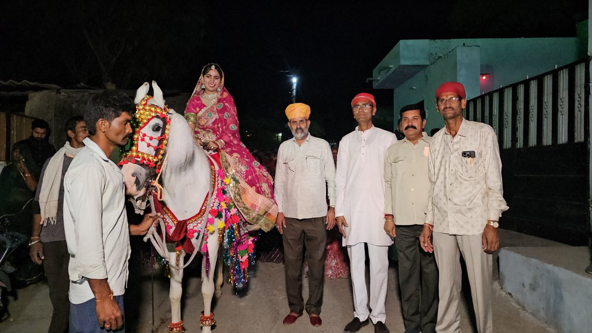 maansinghbarath's tweet image. राजसमंद परिवार में आयोजित विवाह समारोहों एवं मांगलिक कार्यक्रमों में सम्मिलित होकर नवविवाहित दंपत्ति को शुभाशीष देकर  परिवारजन को हार्दिक बधाई एवं शुभकामनाएँ दी |
इन समारोह में आप दिए गए मान सम्मान हेतु हृदय से आभार |

#rajsamand #wedding #family #rajsamandblog #maansinghbarath