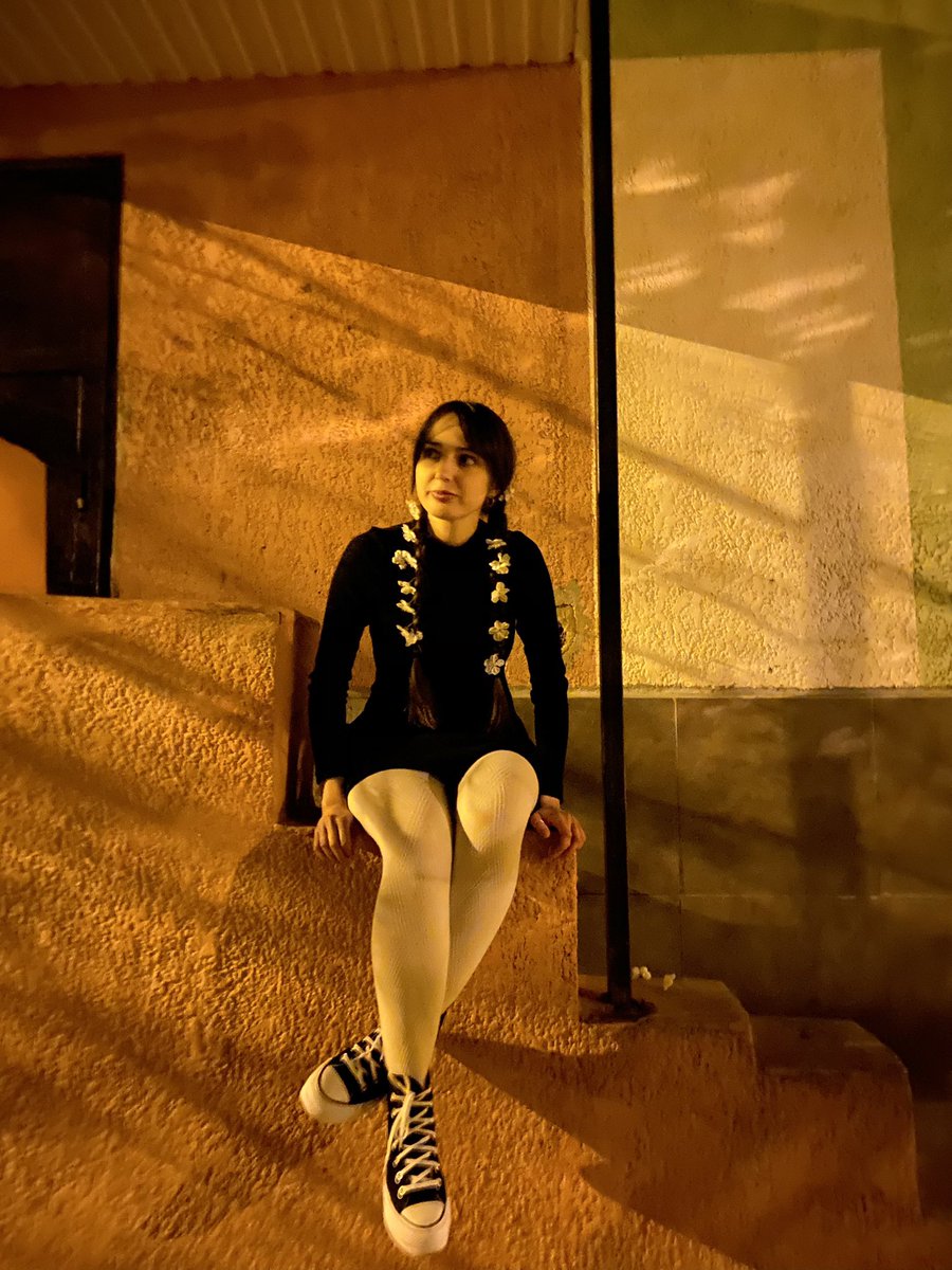 Квіти у волоссі не врятують цю весну від усіх відтінків холоду, але я хоча б маю квіти у волоссі