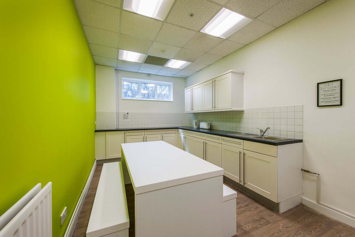 PSRefurbishment's tweet image. White is often used in a workspace breakout area because it brightens dim areas, maximises natural light,  ideal base colour to add to, stylish and modern whilst encouraging calm, cleanliness, connection and collaboration #nationaldecoratingmonth #fitout #workspace #refurbishment