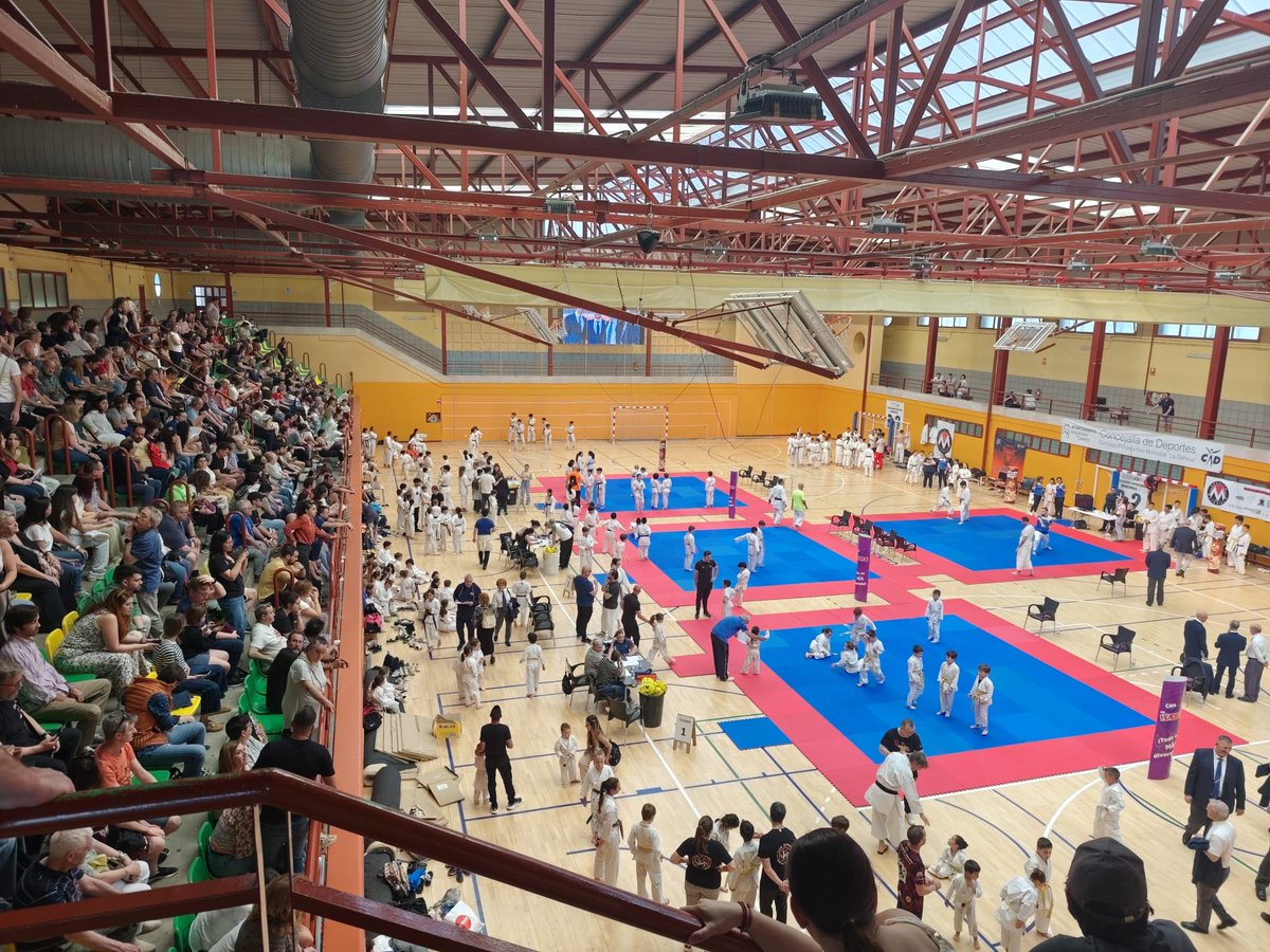 AytoMejorada's tweet image. Gran éxito del XXXVII Campeonato de #Karate Villa de Mejorada: cerca de 400 participantes y carácter benéfico a favor de Me Ves? – Autismo.

El club local logró 16 trofeos individuales y 2 por equipos.

Con la colaboración de la Concejalía de #Deportes