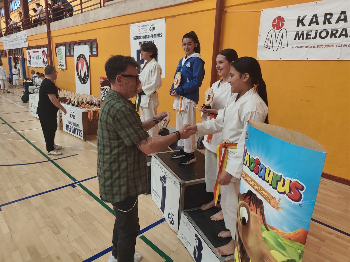 AytoMejorada's tweet image. Gran éxito del XXXVII Campeonato de #Karate Villa de Mejorada: cerca de 400 participantes y carácter benéfico a favor de Me Ves? – Autismo.

El club local logró 16 trofeos individuales y 2 por equipos.

Con la colaboración de la Concejalía de #Deportes