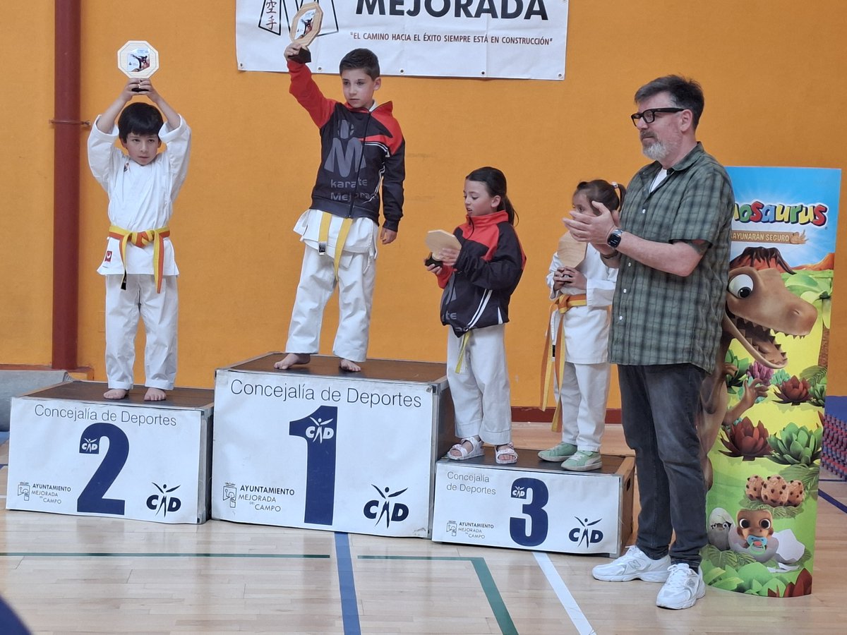 AytoMejorada's tweet image. Gran éxito del XXXVII Campeonato de #Karate Villa de Mejorada: cerca de 400 participantes y carácter benéfico a favor de Me Ves? – Autismo.

El club local logró 16 trofeos individuales y 2 por equipos.

Con la colaboración de la Concejalía de #Deportes