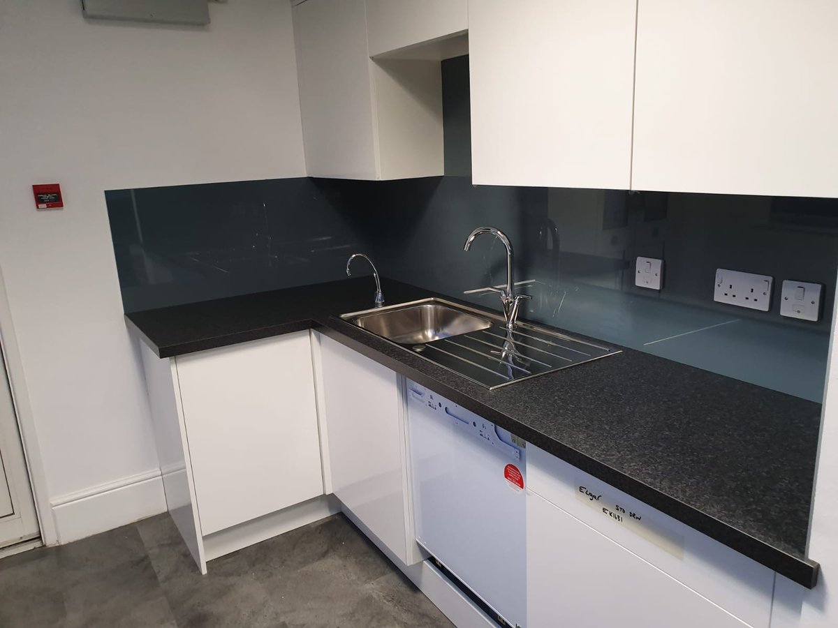 PSRefurbishment's tweet image. White is often used in a workspace breakout area because it brightens dim areas, maximises natural light,  ideal base colour to add to, stylish and modern whilst encouraging calm, cleanliness, connection and collaboration #nationaldecoratingmonth #fitout #workspace #refurbishment