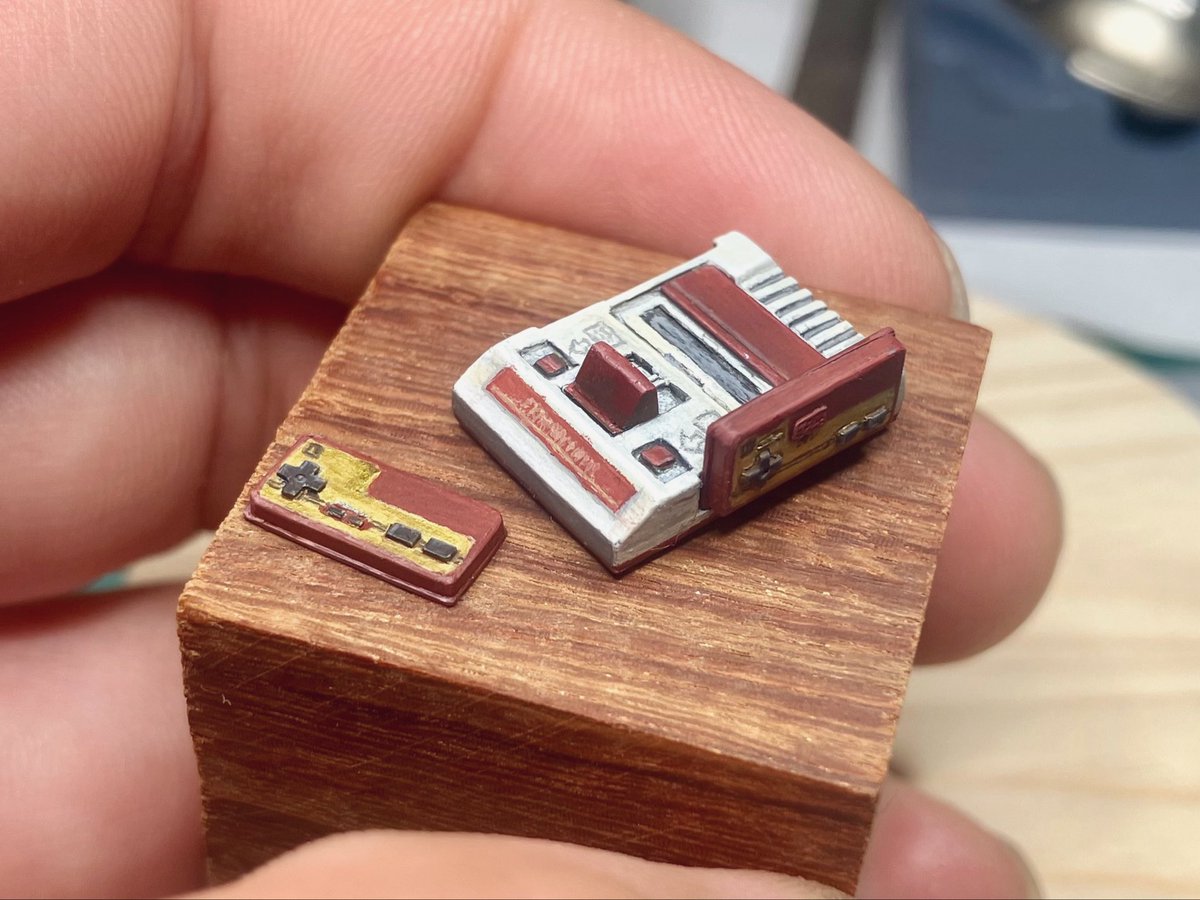 ファミコン初期型できました
プラ板でつくりました

カセットは何にしよっかなぁ？