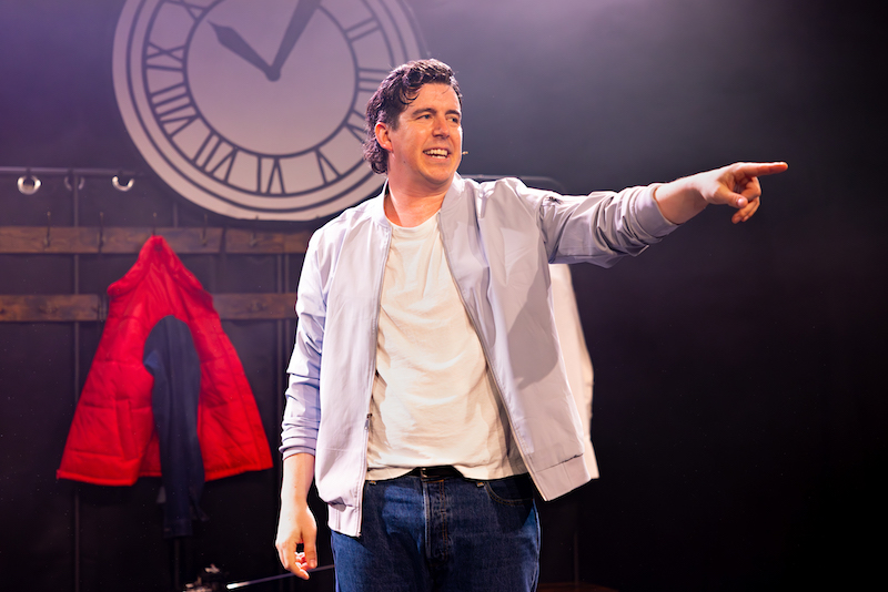 TheReviewsHub's tweet image. #THEATRE #REVIEW Biff To The Future @WiltonMusicHall @SeabrightLive 'the show really only requires that people have heard of Back to the Future and don’t hate the idea. After that, they are in the hands of an expert performer' ⭐️⭐️⭐️⭐️ thereviewshub.com/biff-to-the-fu… #London