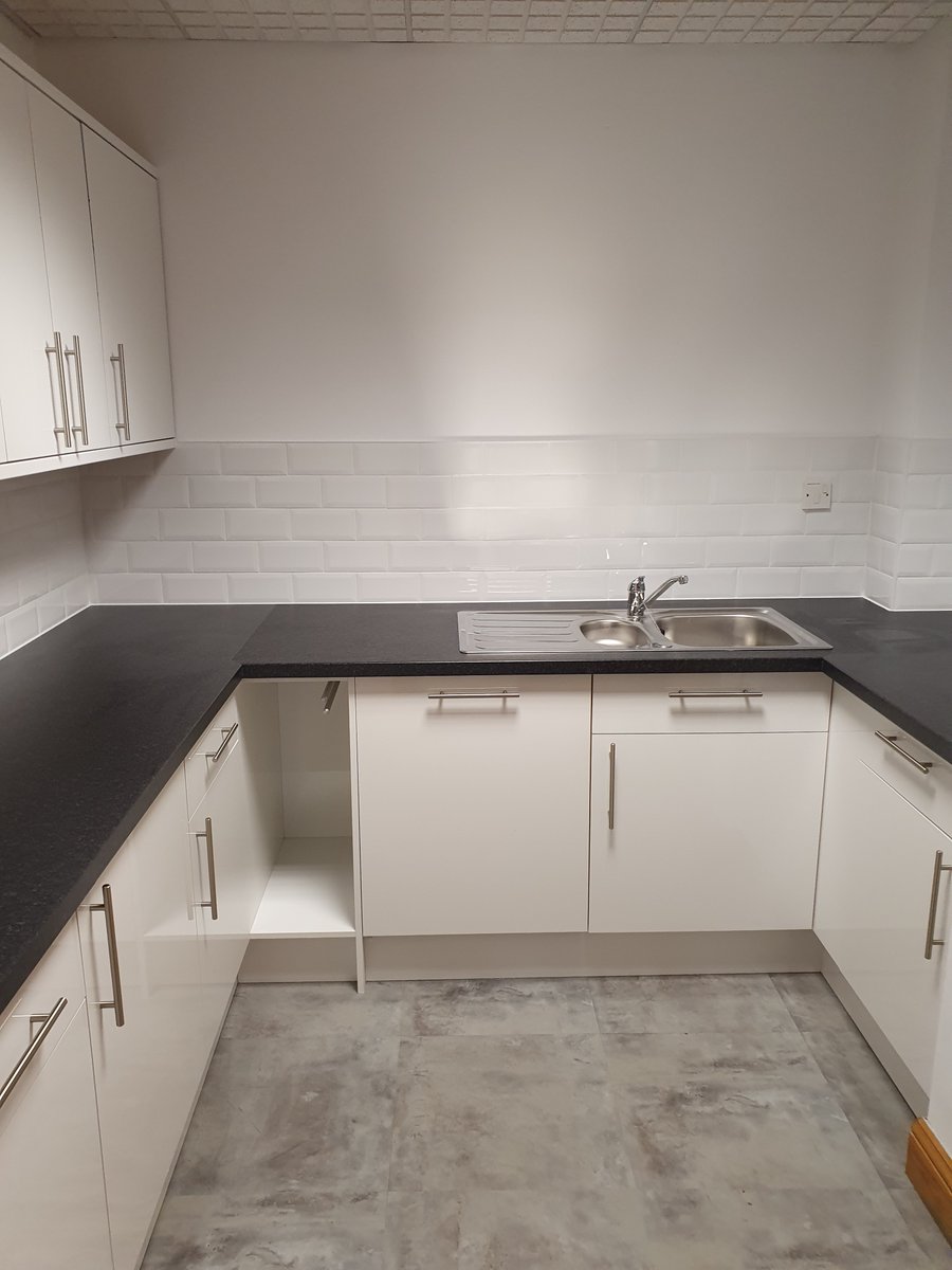 PSRefurbishment's tweet image. White is often used in a workspace breakout area because it brightens dim areas, maximises natural light,  ideal base colour to add to, stylish and modern whilst encouraging calm, cleanliness, connection and collaboration #nationaldecoratingmonth #fitout #workspace #refurbishment