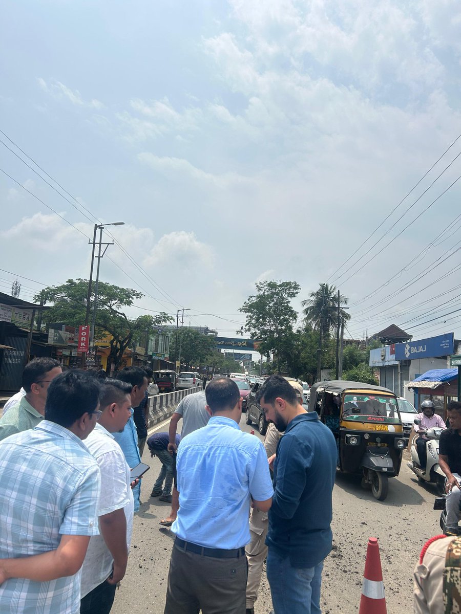 যোৰহাট জিলাৰ পথসমূহৰ মেৰামতি আৰু উন্নয়নৰ লক্ষ্যৰে আজি যোৰহাট জিলাৰ জিলা আয়ুক্ত জয় শিৱানী মহোদয়ে  লোকনিৰ্মাণ বিভাগৰ (পথ) বিষয়া-কৰ্মচাৰীসকলৰ সৈতে যোৰহাট পৌৰসভা এলেকাৰ লগতে লোকনিৰ্মাণ বিভাগৰ অধীনস্থ বিভিন্ন স্থানৰ পথসমূহৰ এক বিশেষ ক্ষেত্ৰভিত্তিক পৰিদৰ্শন কৰে।

<a href="/diprassam/">DIPR Assam</a>