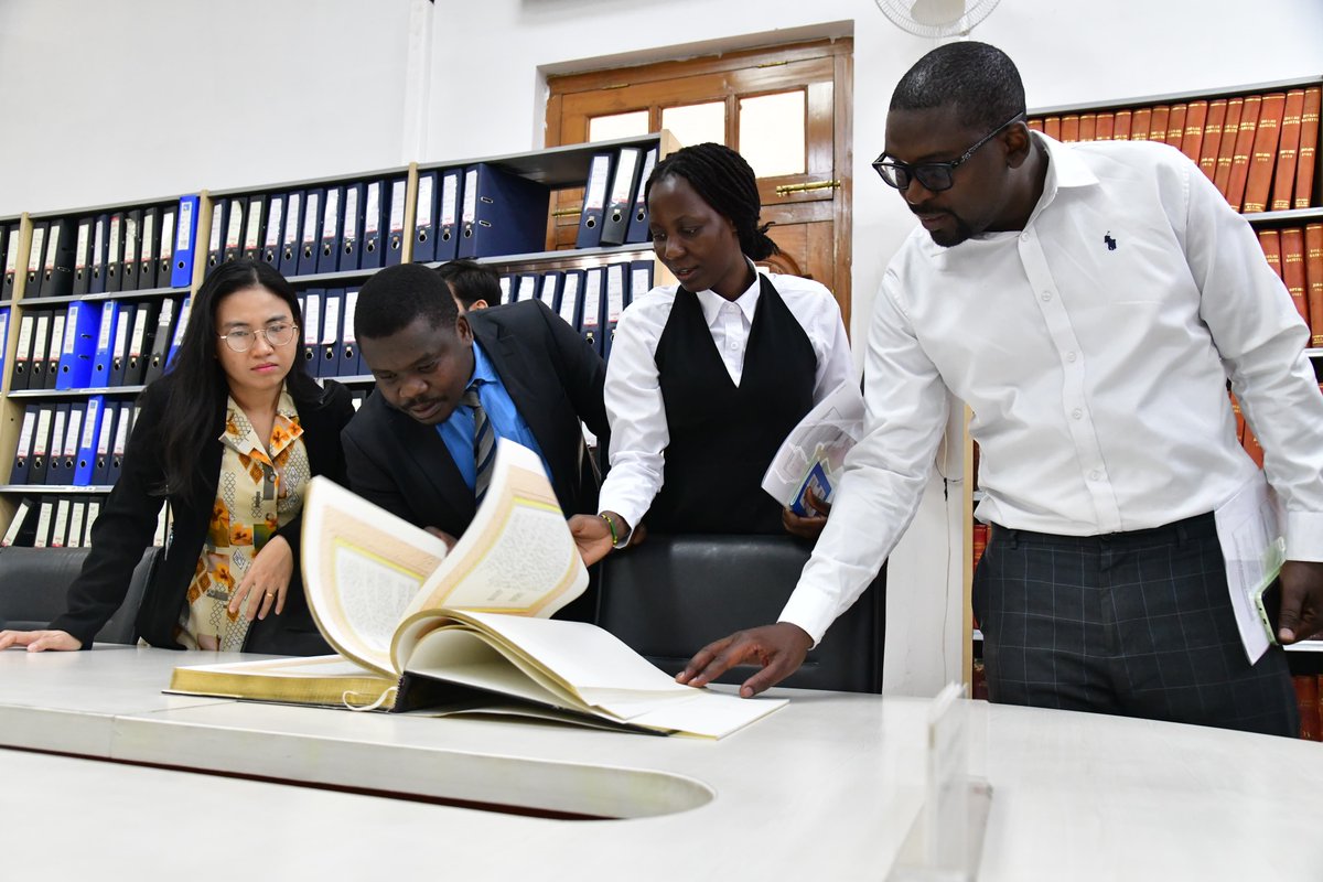 Warmly welcomed the delegation of the 37th International Training Programme by PRIDE (Parliamentary Research and Training Institute for Democracies) to the Delhi Legislative Assembly today.

Engaged with the distinguished delegates in a meaningful interaction on the legislative