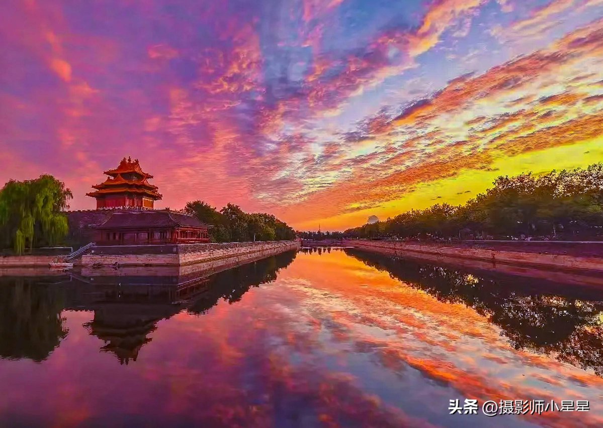 ap26aq8828's tweet image. Chasing sunsets in Santorini  White-washed villages, blue domes, and wine by the caldera—this Greek island’s magic hits different. #SantoriniVibes #Wanderlust #TravelDiaries