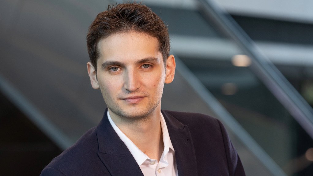 EngNewsZA's tweet image. [𝗣𝗢𝗪𝗘𝗥 𝗧𝗥𝗔𝗡𝗦𝗠𝗜𝗦𝗦𝗜𝗢𝗡 &amp;amp; 𝗚𝗥𝗜𝗗 𝗦𝗘𝗥𝗩𝗜𝗖𝗘𝗦] SA's electricity reform momentum risks stalling unless transmission infrastructure is urgently expanded, says #DiscoveryGreen. 𝗥𝗲𝗮𝗱 𝗺𝗼𝗿𝗲: bit.ly/4eudJfm 
#Electricity #Transmission @discovery_SA