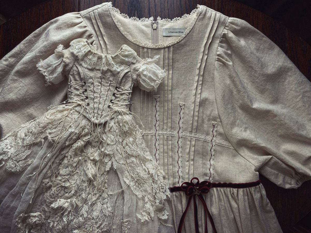 こちらはお針子さんのトワルを思わせるコットンリネンタイプ。
ワインレッドのステッチとタックの生み出す美しい陰影が一際映えますね。
ナチュラルな雰囲気がお好きな方にも。

陽月さんのお人形衣裳とリンクコーデの様に並べてみました⁂