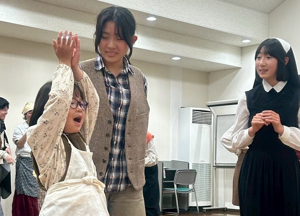 M_Park_Troupe's tweet photo. 手袋売りの母アルト(ちひろ)🤱
ソルフェ、リト、ソプラの母。元はミラベル姫のお世話係で、パン屋メゾとは旧知の仲。王妃の死の真相と王国の秘密を知る者の1人。

手袋売りの妹ソプラ(めい)👧
アルトの末娘でリトとソルフェの妹。リトと共に手袋を売っている。のんびり屋さんで天真爛漫、家族の癒し。 https://t.co/8OOKfT5EFa