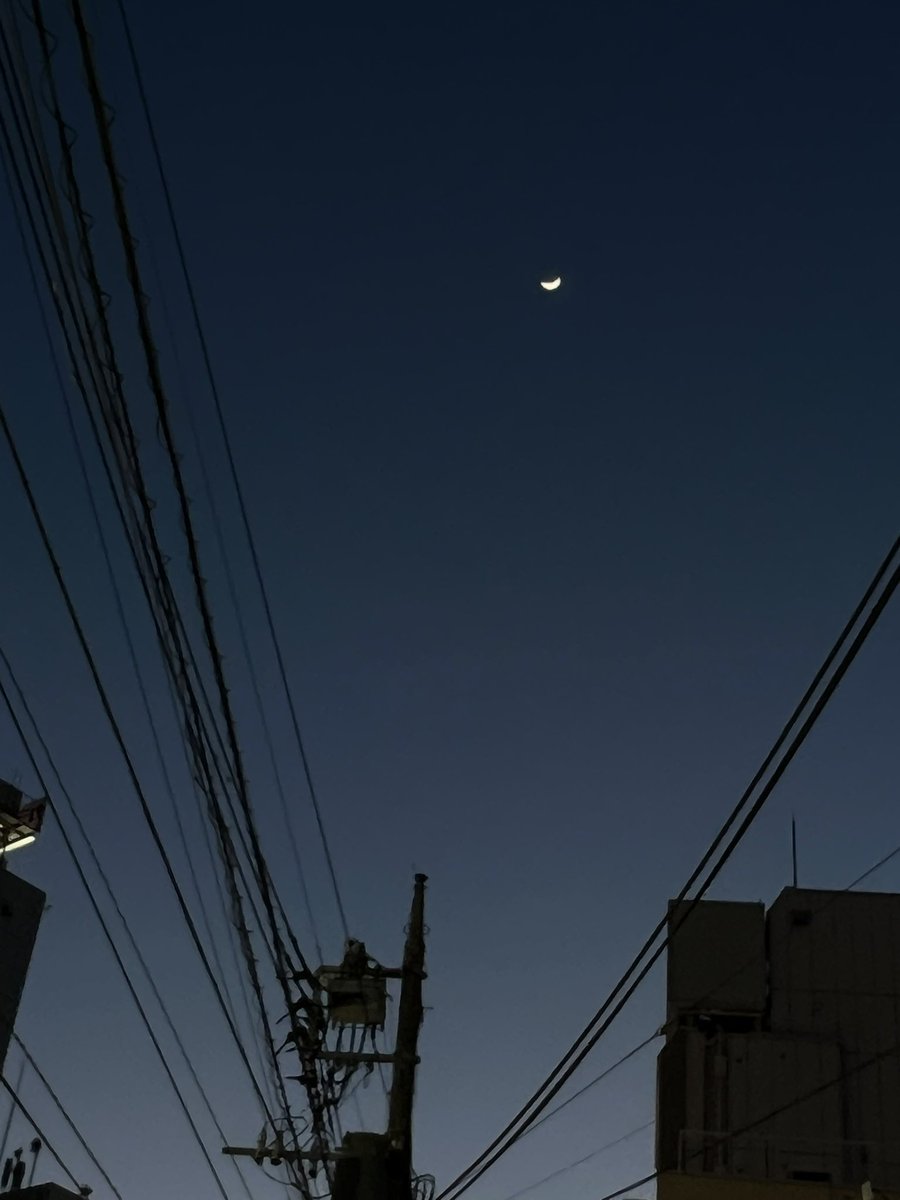 歯のお掃除してもらいました🦷
歯石ゴリゴリ削って血がどばー笑

夕暮れの澄んだ空に🌙