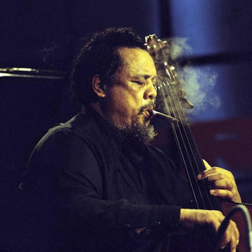 ProfesorJonk's tweet image. "Hacer complicado lo simple es un lugar común; hacer que lo complicado sea simple, asombrosamente simple, eso es creatividad".
Charles Mingus.
La música mutó en los dedos de este genio del jazz.
#Efemeride #CharlesMingus #jazz #musica
youtube.com/watch?v=__OSyz…