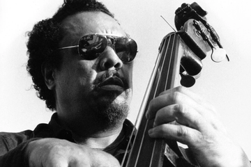 ProfesorJonk's tweet image. "Hacer complicado lo simple es un lugar común; hacer que lo complicado sea simple, asombrosamente simple, eso es creatividad".
Charles Mingus.
La música mutó en los dedos de este genio del jazz.
#Efemeride #CharlesMingus #jazz #musica
youtube.com/watch?v=__OSyz…
