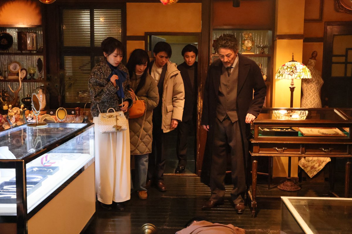 oricon's tweet photo. 📺ドラマ『月夜行路』

元彼（ACEes作間龍斗）を探す
ルナ（波瑠）と涼子（麻生久美子）

訪れたジュエリーショップで
彫金師・辰雄（山口馬木也）と
跡継ぎの信一（岩瀬洋志）に出会い…

✍️第3話見どころ
https://t.co/OunFyWPVZq

#月夜行路 https://t.co/4o7S59mr2p