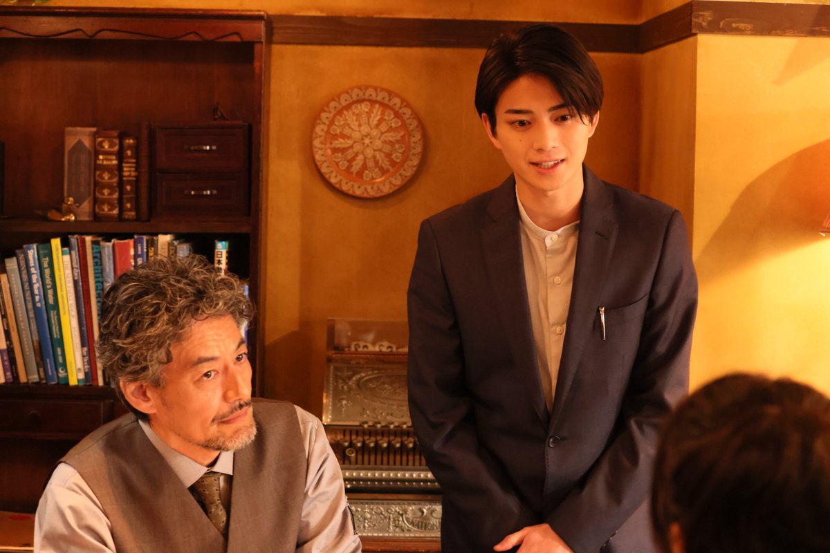 oricon's tweet photo. 📺ドラマ『月夜行路』

元彼（ACEes作間龍斗）を探す
ルナ（波瑠）と涼子（麻生久美子）

訪れたジュエリーショップで
彫金師・辰雄（山口馬木也）と
跡継ぎの信一（岩瀬洋志）に出会い…

✍️第3話見どころ
https://t.co/OunFyWPVZq

#月夜行路 https://t.co/4o7S59mr2p