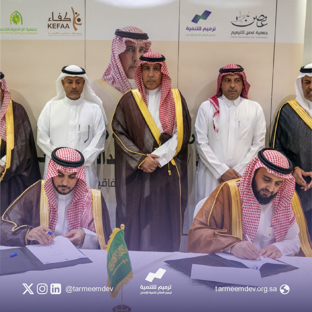 tarmeemdev's tweet photo. برعاية سعادة محافظ العلا أ. راشد بن عبدالله القحطاني،
أبرمت #جمعية_ترميم_للتنمية مذكرة تفاهم مع #جمعية_غصن للترميم بمحافظة #العلا، لتعزيز التعاون في الترميم والتنمية المجتمعية.

#ترميم_المكان_لتنمية_الإنسان https://t.co/YQNvTajC26