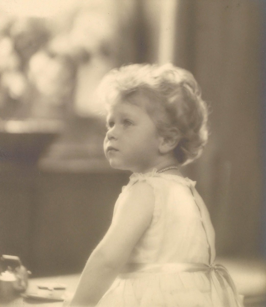 ukinspain's tweet photo. Hoy es el 100º aniversario del nacimiento de la Reina Isabel II.
Un legado de 70 años de reinado marcados por el servicio, la estabilidad y el compromiso con el Reino Unido y la Commonwealth. https://t.co/HUktj5lR5K
