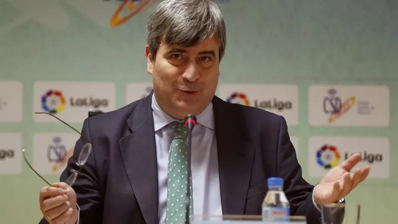 futbolgate_ES's tweet photo. #Archvivo de ElEspañol [2023]:  "Durante las temporadas 2012/2013 y 2013/2014, el despacho de Tebas continuó asesorando a muchos clubes de la Liga en relación a los contratos suscritos con Mediapro".

"Tebas incumplió los estatutos de LaLiga al facturar a través de su despacho de abogados a numerosos equipos de fútbol de Primera y Segunda División"

"Este conflicto de interés podía haber significado su inhabilitación como presidente de la patronal, pero el Consejo Superior de Deportes no tomó ninguna decisión"

"El CSD nunca ha investigado las facturaciones de las empresas tanto de él como de su hijo para saber cuántos clubes han pagado y qué cantidades"

Miguel Cardenal era por entonces el presidente del CSD.  En 2018 era contratado por... Mediapro. 

https://t.co/xqwzgsnrlE