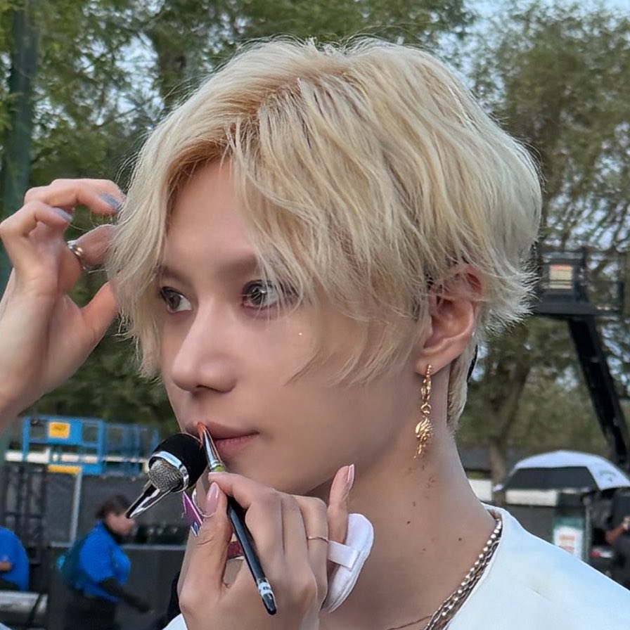 조명때문인가했는데 실제로 눈아래를 벌겋게 줄그어주신거였음