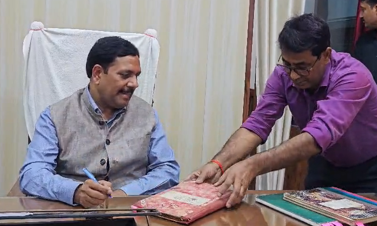 bstvlive's tweet photo. मैनपुरी : नवागंतुक जिलाधिकारी लिया चार्ज
➡DM इंद्रमणि त्रिपाठी ने लिया चार्ज
➡भारत समाचार से की खास बातचीत
#Mainpuri #NewDM @DmMainpuri https://t.co/KqiLLmZIuo