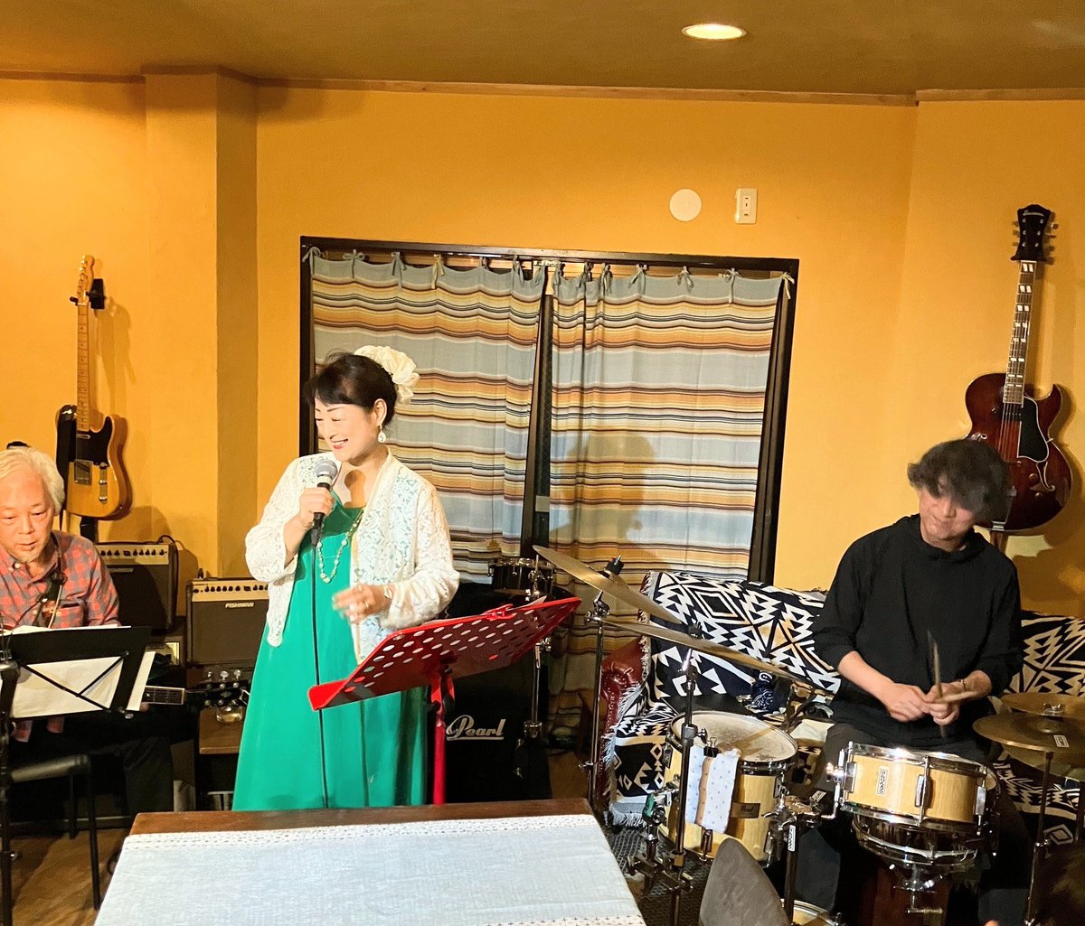 VocalKyokoito's tweet photo. 続いてライブレポを😊

昨夜は[伊藤京子 Jazz Live Vol.12]でした😊

Vo.伊藤京子
Gt. 鈴木敏幸
Dr.矢藤健一郎

でお送りしました。
お越しくださったお客さま、ありがとうございました🥰

次回のこの3人でのキルクスでのライブは、10/19㈪となりました。

#ジャズ #ライブ #元住吉 #伊藤京子 https://t.co/3KhrXEXmNr