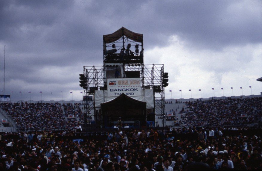 AonVipas's tweet image. Once upon a time, in the same place 🤍✨
Michael Jackson Dangerous World Tour 1993
Fujii Kaze Prema World Tour 2026
#fujiikaze #michaeljackson