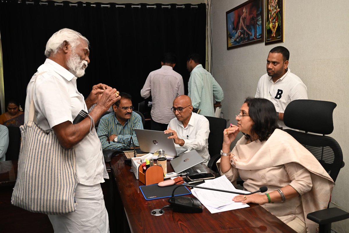 MCTTirupati's tweet image. తిరుపతి నగరపాలక సంస్థ కార్యాలయం లో నిర్వహించిన ప్రజా పిర్యాదుల పరిష్కార వేదికలో ప్రజల నుండి వినతులు స్వీకరిస్తున్న అదనపు కమిషనర్ శ్రీమతి శారదా దేవి గారు.

#Tirupati #smartcity #mct #tsccl #PGRS #maud_municipal #NCBN #APCM #Tirupati #cdma_municipal