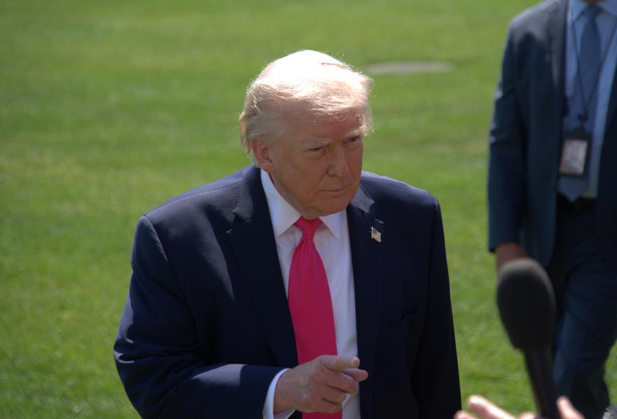 XHNews's tweet image. Latest on #MiddleEast tensions:
- Pakistan, Egypt FMs discuss regional situation, stress dialogue
- Iran calls for release of crew of commercial vessel attacked by #US
- Iran will not negotiate under threat or force: Iranian ambassador
- China opposes malicious association after