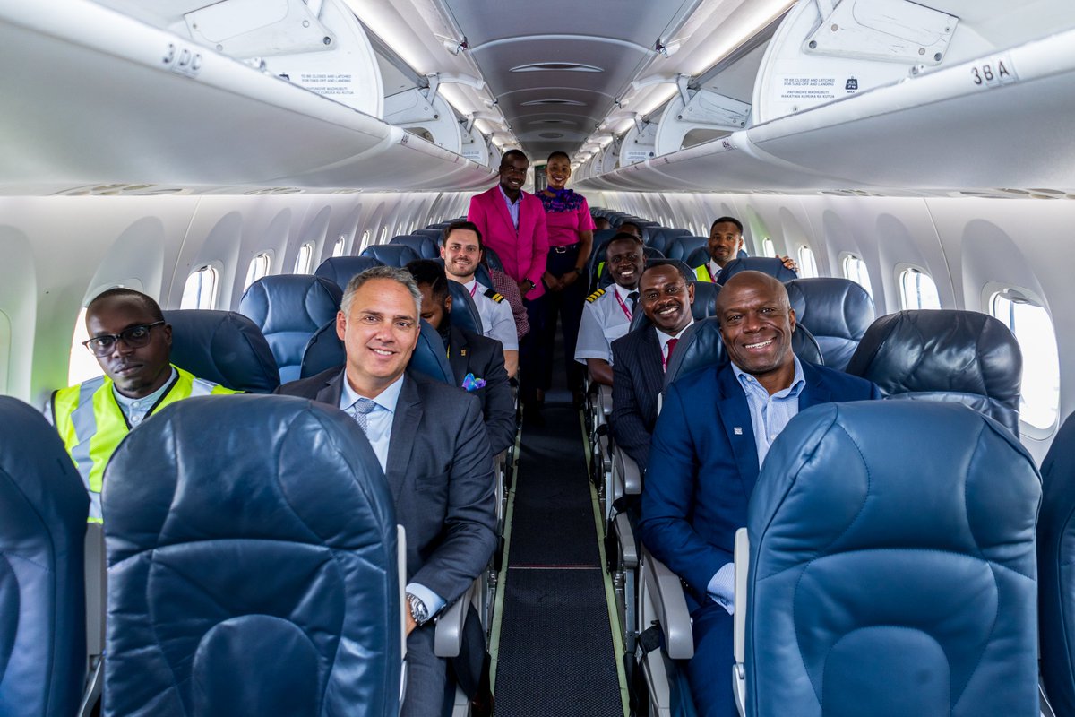 HCCanKenya's tweet image. .@FlyJambojet accueilli son tout nouveau @DeHavilland Canada Dash 8 Q400 du #Canada 🇨🇦 pour augmenter la capacité, renforcer la connectivité et libérer la croissance. Le secteur aéronautique kényan s’accélère. #CanadaAuKenya 🇨🇦🤝🇰🇪
