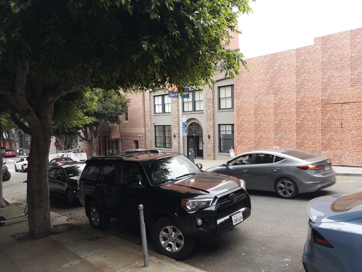 去三藩最好玩儿的是和朋友打卡 Jony Ive 和 Sam Altman 宣布 io 的咖啡店以及路过旁边的 LoveFrom 总部。