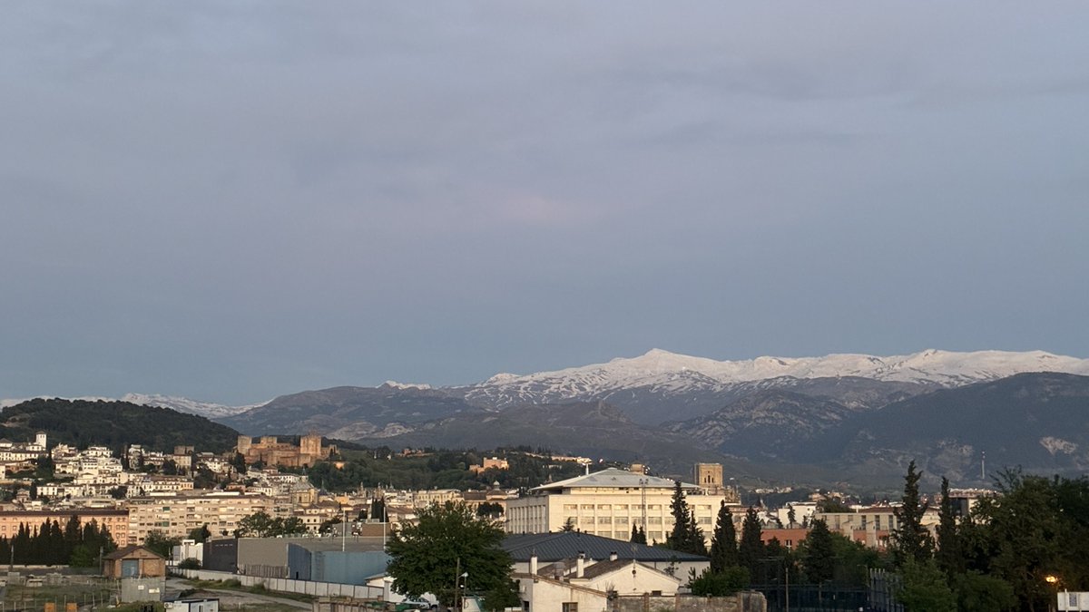 Samuel_MR17's tweet image. Dejamos atrás los cielos azules y limpios. Volvemos a tener polvo en suspensión sobre #Granada