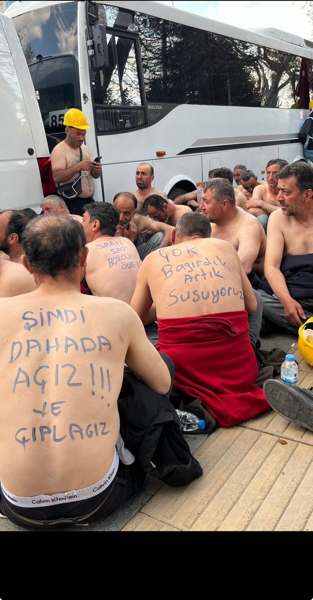 mecazz_i's tweet photo. Madencilerimizi;
Soma'da, 
Ermenek'te
 ÖLDÜKLERİNDE !
Hatırlayıp sosyal medya paylaşımları yapıyoruz. 
Haklarını ararken neden yanlarında değiliz. Haklarını arayan her mağdurun yanında olmalıyız.
#Soma 
#Ermenek
#Madencilerimiz https://t.co/HmfTRPhRvJ