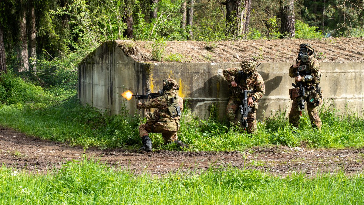 jmscaronte's tweet image. Soldados del regimiento Italiano "Folgore" entrenando asaltos.
#Italia