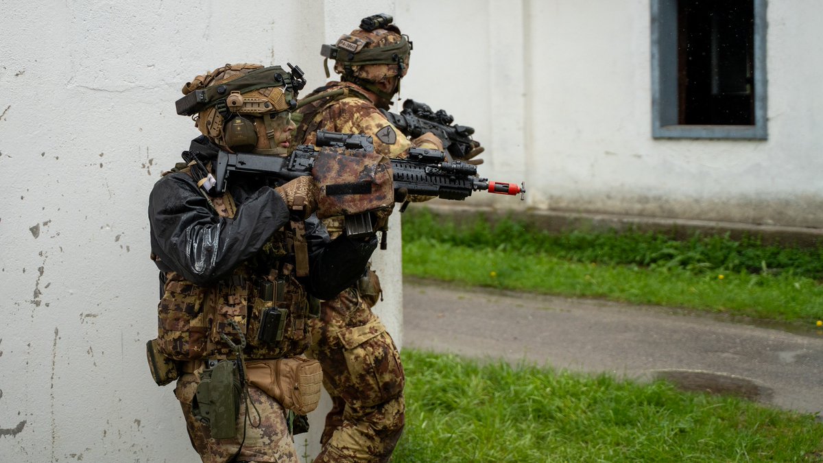 jmscaronte's tweet image. Soldados del regimiento Italiano "Folgore" entrenando asaltos.
#Italia