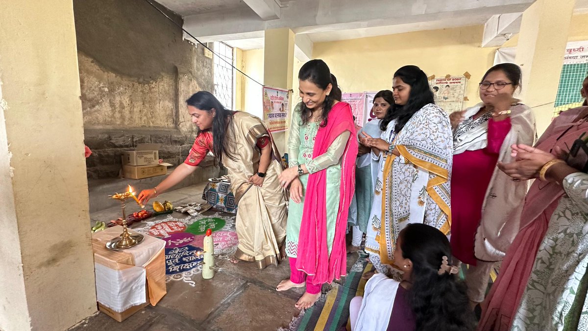 संगमनेर येथील शनी मंदिर अंगणवाडीत '८ वा पोषण पंधरवडा' उत्साहात साजरा झाला. वयाच्या ६ व्या वर्षापर्यंत मुलांच्या मेंदूचा ८५% विकास होत असतो, हे लक्षात घेऊन बालकांच्या सर्वांगीण विकासासाठी राबवल्या जाणाऱ्या विविध उपक्रमांचा यावेळी आढावा घेण्यात आला.

याप्रसंगी उपस्थितांना