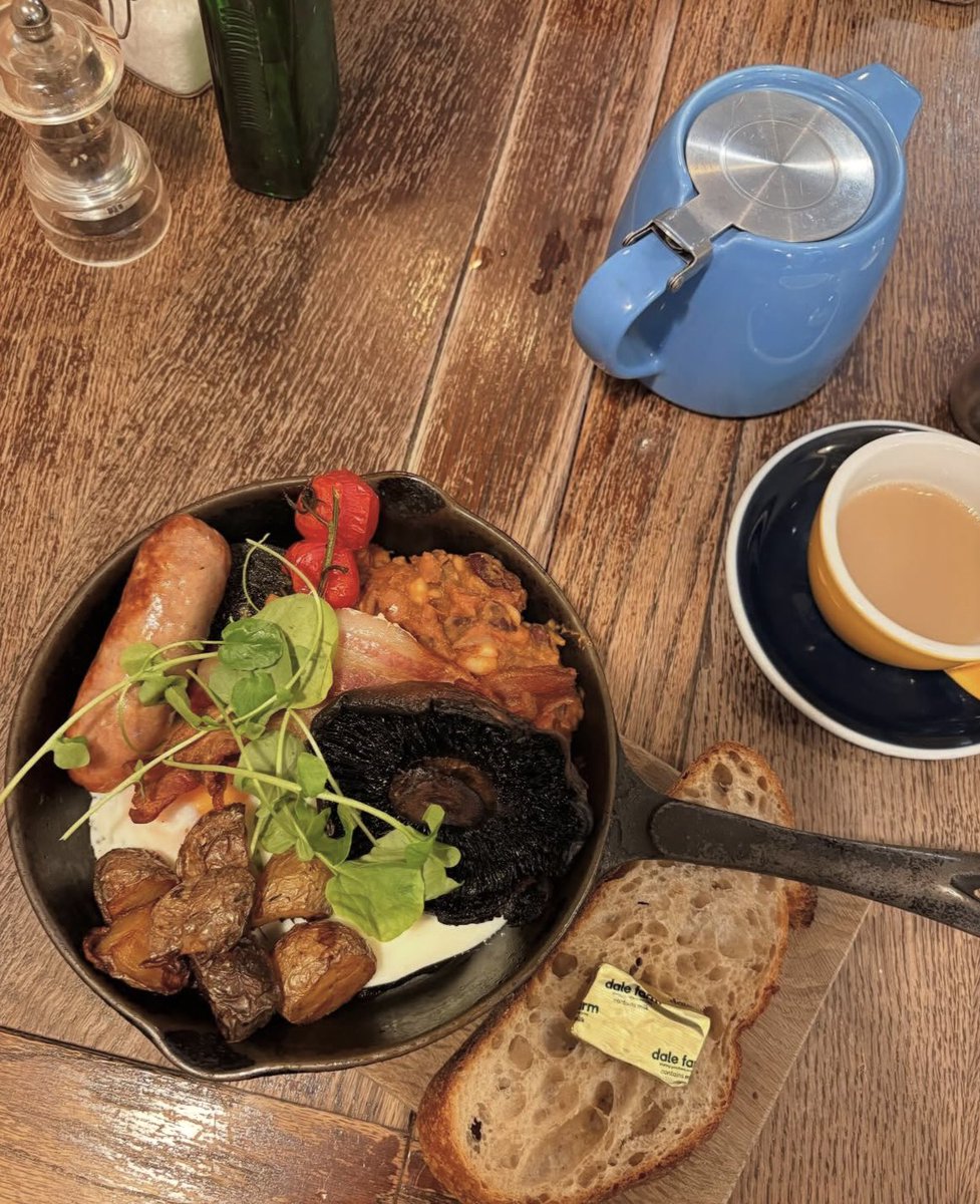 NickKeep_NKA's tweet photo. Breakfast @girl_merc @wass74 in a pan @RailwayMuseum and a wander around “Train Spotting” @carlosradioguy before this afternoons keynote about Mission Critical Mindset.
#Tuesday #Tuesdaymotivation #Breakfast #Trains #MoreTrain https://t.co/aR1wllTWa6