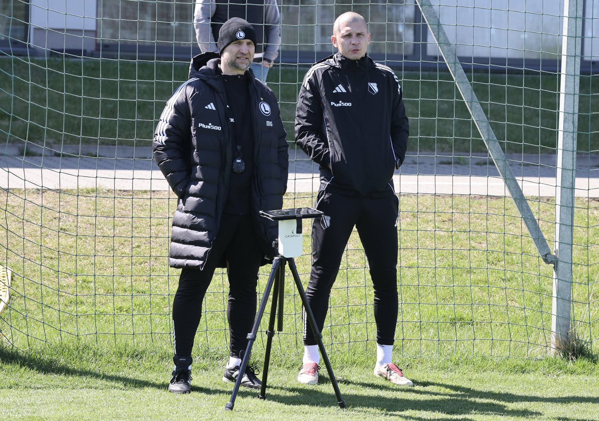 LegiaNet's tweet photo. Na dzisiejszym treningu Legii gościnnie był trener Dawid Szwarga. fot. Marcin Szymczyk https://t.co/GoJkSN52gL