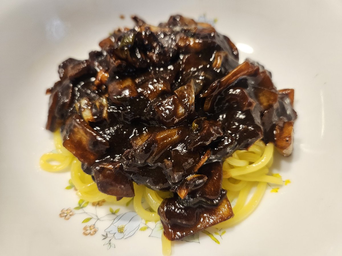 제가 짜장면집 딸이었던거 얘기했져 저번에???(아빠가 주방장이 었던건 아님)

아빠도 짜장면을 잘 만드는데요
오늘 제대로 짜장공장 가동해서 행복한 도도핑입니다😊❤️ 세상에서 제일 맛있어~~~~