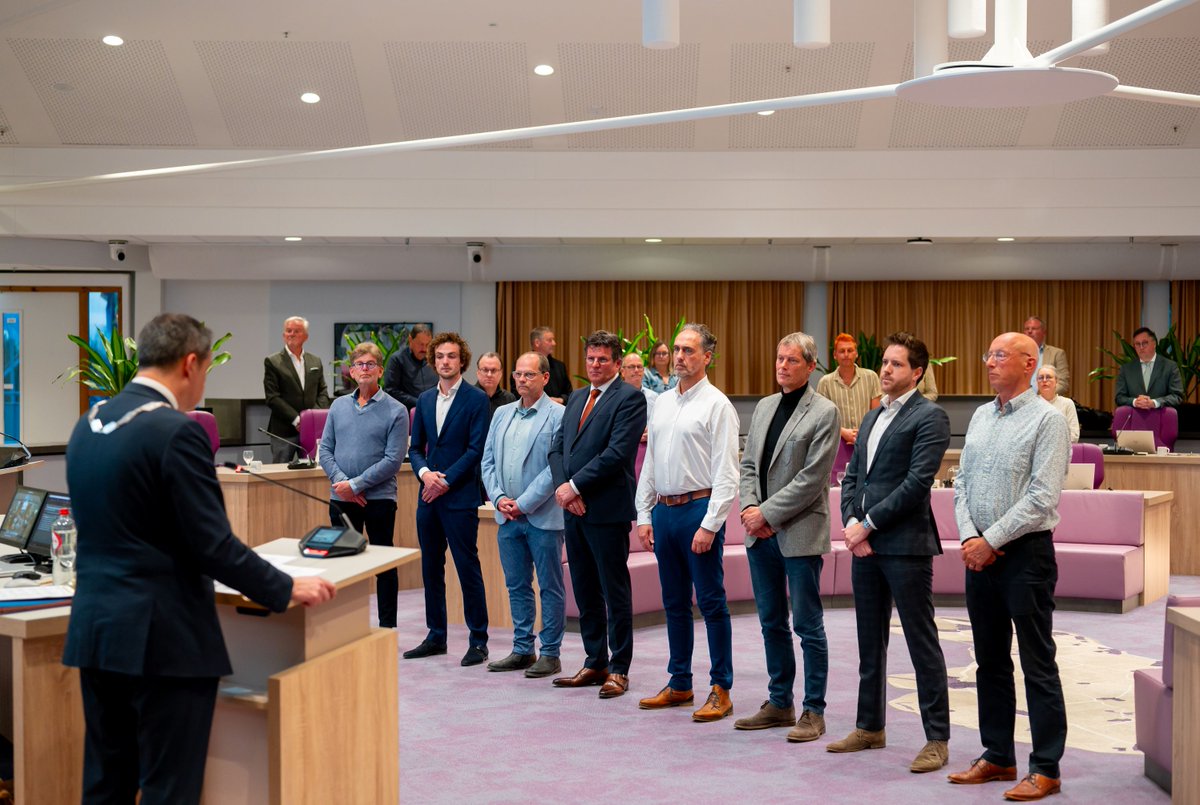 Raad_SD's tweet photo. Op 16 april zijn 21 burgercommissieleden en fractieondersteuners benoemd, waarvan 20 beëdigd. Zij ondersteunen de gemeenteraad van SD met voorbereiding, inhoudelijke bespreking en fractieondersteuning. Zo dragen zij bij aan zorgvuldige besluiten en een sterke lokale democratie. https://t.co/NoiQV5bA78