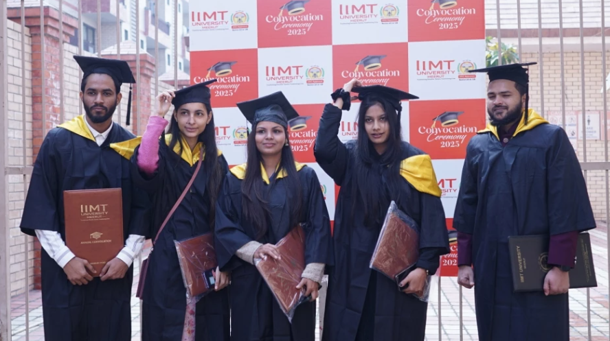 Indiadaily_live's tweet image. #मेरठ: IIMT विश्वविद्यालय का तीसरा दीक्षांत समारोह चल रहा है 
उप राष्ट्रपति सीपी राधाकृष्णन छात्रों को संबोधित कर रहे हैं
शिक्षा और भविष्य को लेकर दिया प्रेरक संदेश
#Meerut #IIMTUniversity #Convocation #CPRadhakrishnan #BreakingNews