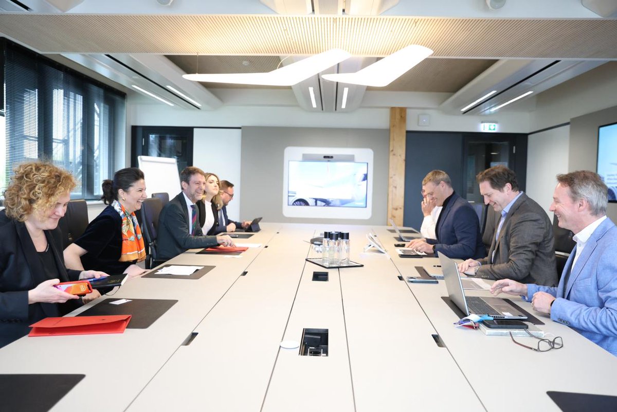 HoxhaFer's tweet image. #Economic diplomacy is a priority of our foreign policy. A slogan? Certainly not.

Very pleased to meet today with the CEO of @LuxairAirlines, Gilles Feith, and his team to explore ways to establish air connectivity between #Albania and #Luxembourg.

With Albania’s rapidly