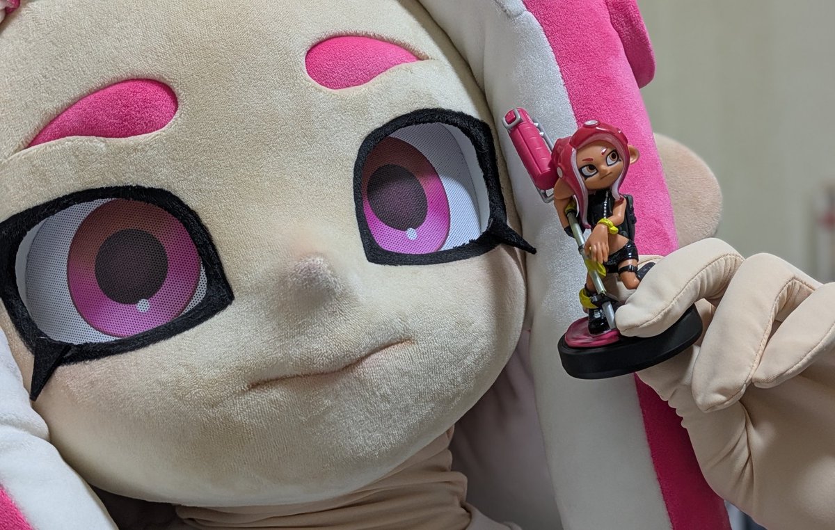 Yossyocto's tweet image. 8号(着ぐるみ)と8号(Amiibo)
#splatoon2 #着ぐるみ