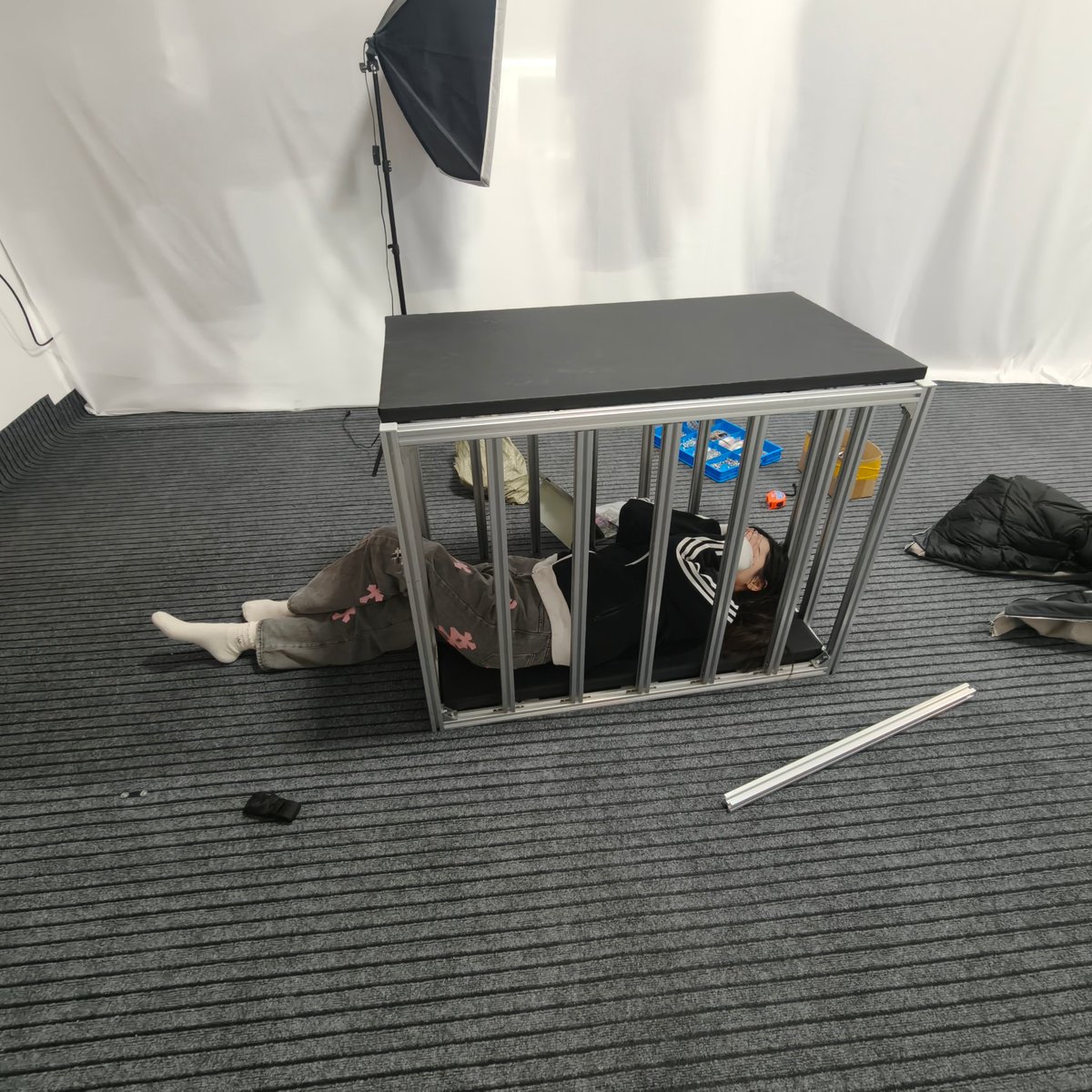 SlaveCamp04's tweet photo. 工作室吊笼限重110KG https://t.co/SMHhntuIZv