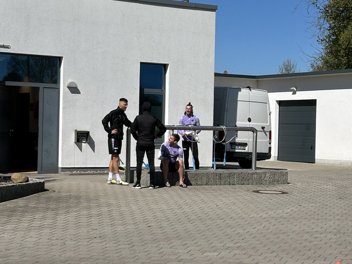 abendblattpauli's tweet image. James #Sands ist erstmals wieder ohne dicke Orthese unterwegs - aber natürlich nur Trainingszuschauer. #FCSP