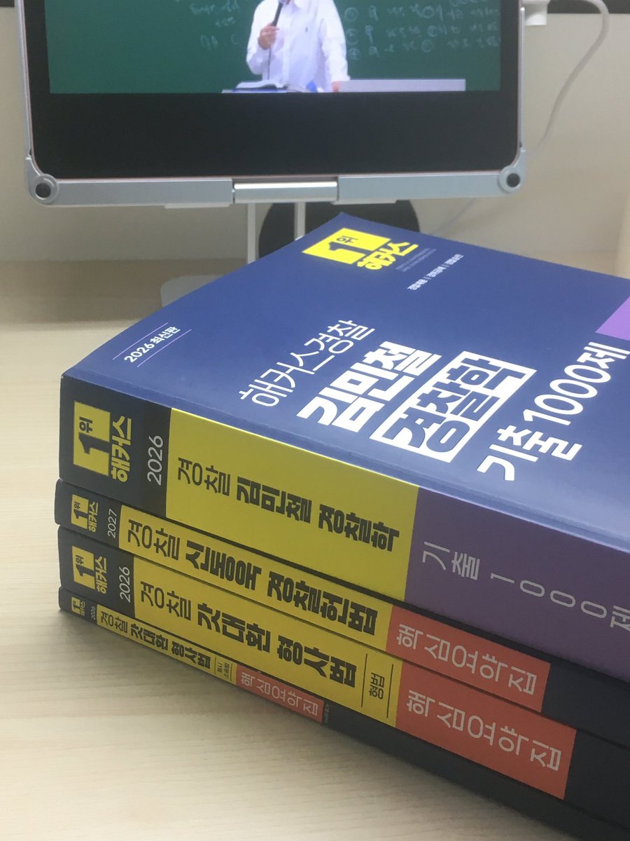 nowzpol's tweet photo. 이벤트 당첨으로 얻어낸 책만 무려 4권
알 뜰 살 뜰 살 아 봐 요 • • •💰 https://t.co/nQQ7Lf9msN
